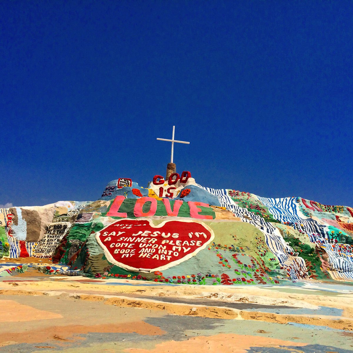 KsomeU's tweet image. [サルベーション・マウンテン]
灼熱の砂漠に突如現れるアート。愛に溢れる世界感を様々な色彩と共に感じることができる。
「GOD is LOVE」をテーマにレオナード・ナイト氏が30年かけて作り上げた大作。