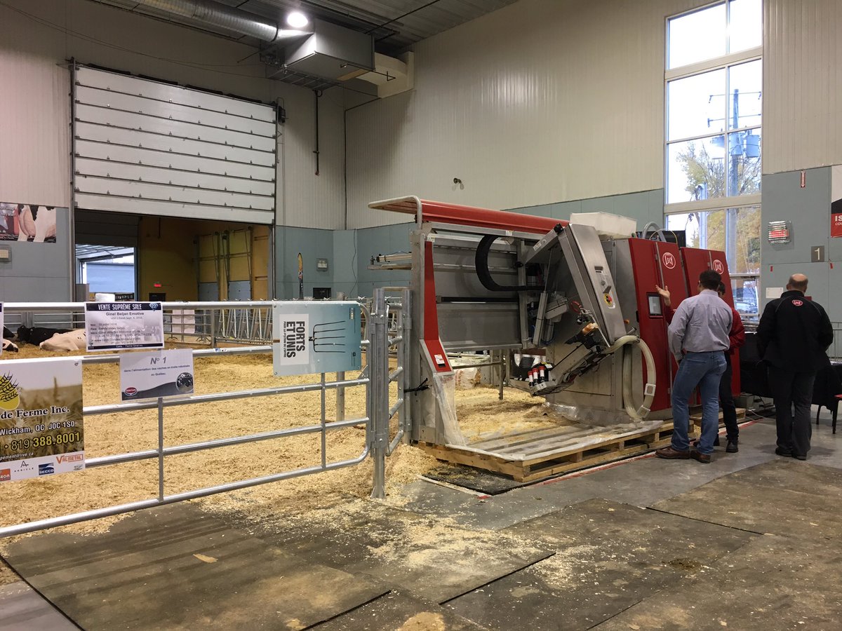 SaraMcburney's tweet image. Suprème Laitier 2016 live milking, come and see us!  Traite robotisée, venez nous voir #Lelyknowhow #dairyrobot