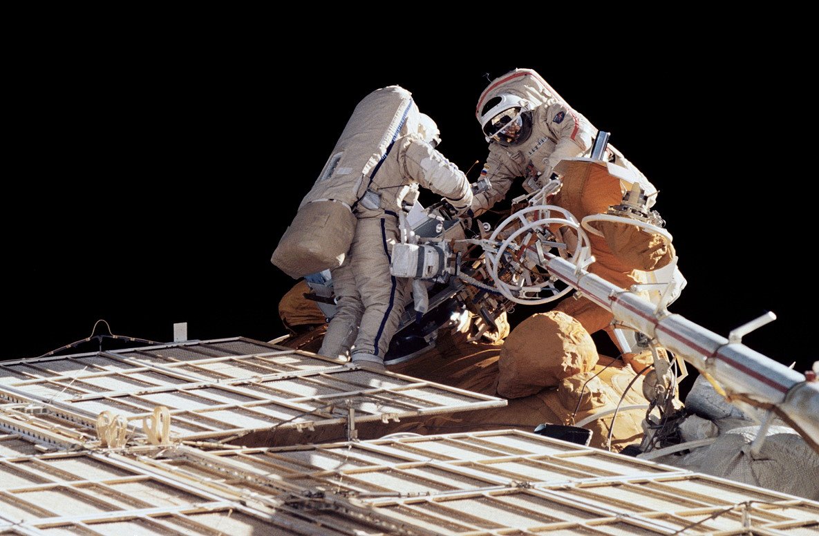 wakka44's tweet photo. TT @ShuttleAlmanac 3 Nov 1997 Solovyov et Vinogradov #Exp24 Mir en EVA pour ôter un vieux panneau solaire de Kvant-1 https://t.co/4xhPRkcX53