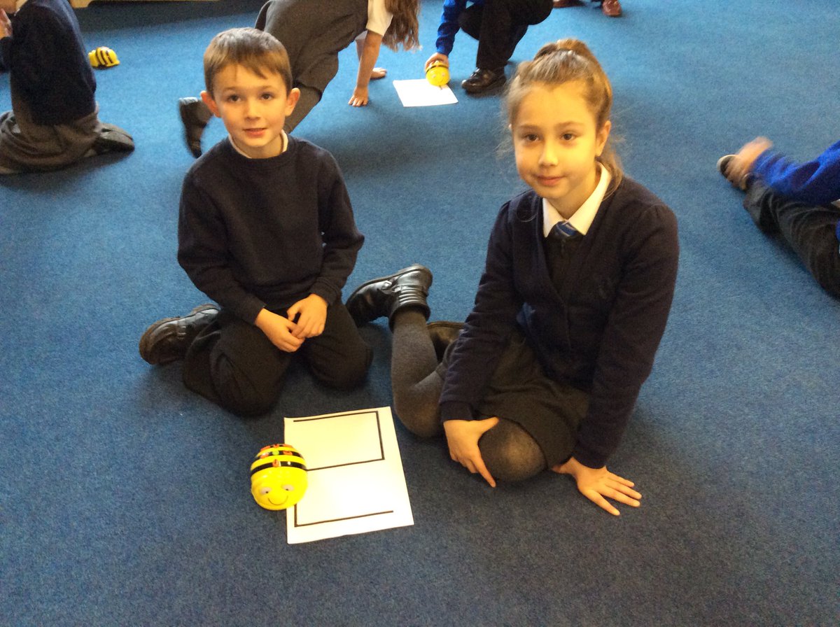 MuirfieldPS's tweet image. P2 are learning about positional language and programming Bee-Bot #digitallearning #barefootcomputing