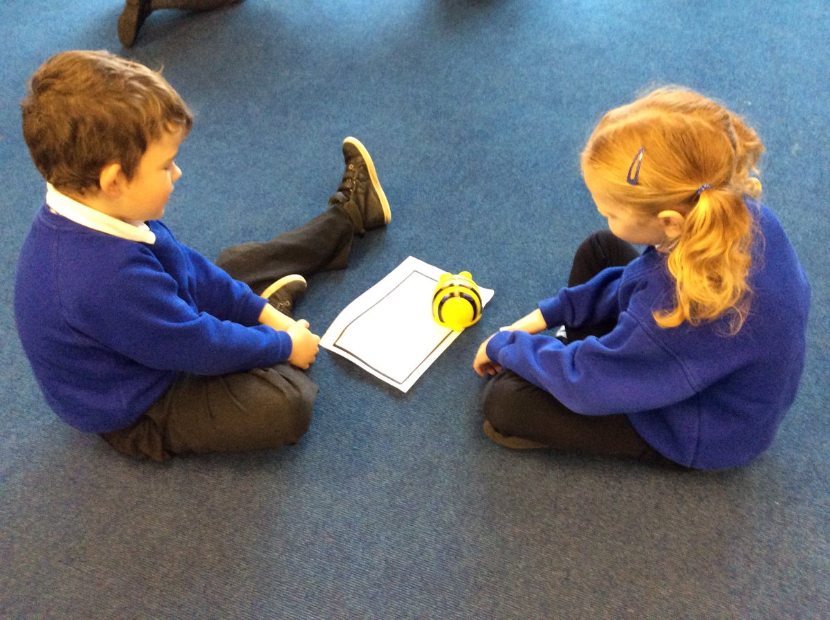 MuirfieldPS's tweet image. P2 are learning about positional language and programming Bee-Bot #digitallearning #barefootcomputing