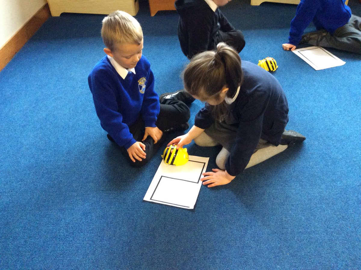MuirfieldPS's tweet image. P2 are learning about positional language and programming Bee-Bot #digitallearning #barefootcomputing
