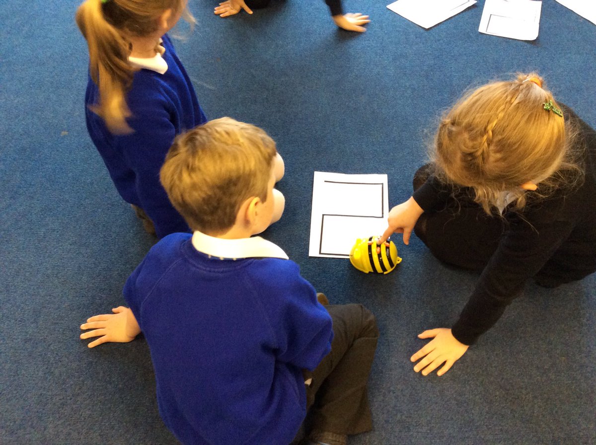 MuirfieldPS's tweet image. P2 are learning about positional language and programming Bee-Bot #digitallearning #barefootcomputing