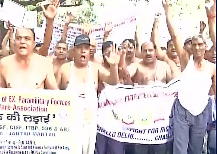 chowhanpriyanka's tweet photo. #OROP फर्ज़ीवाड़े के खिलाफ बड़ी संख्या में पूर्व फौजी सड़क पर उतरे !
#ModiInsultedArmy https://t.co/tHSbaqbRhg