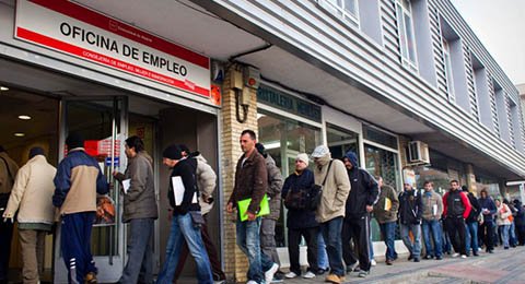 RRHHDigital's tweet photo. Octubre registra la menor subida de #paro desde 2007, con cerca de 45.000 #desempleados más https://t.co/hdcrx626xv #rrhh https://t.co/k3D7hCvXS2