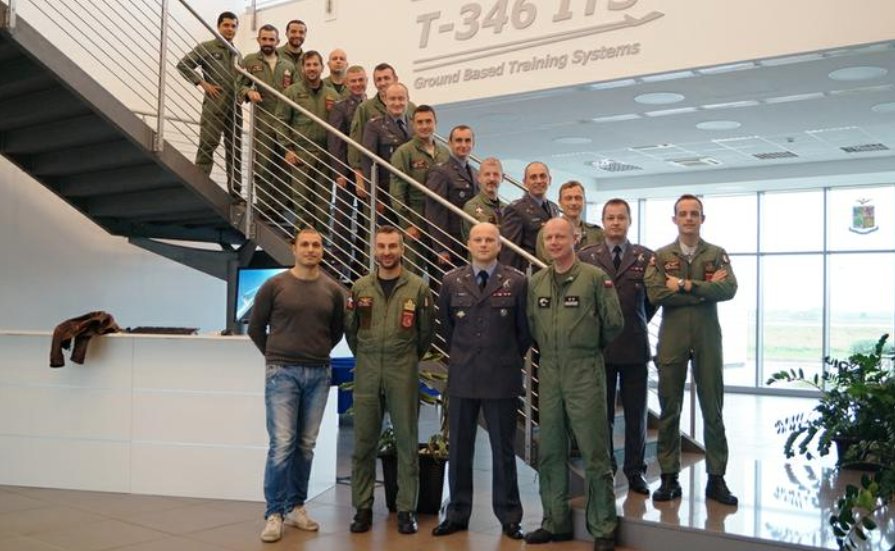 LDO_Aeronautics's tweet image. Pierwsi polscy instruktorzy przeszkoleni na Mastery #M346 #PLAF defence24.pl/480914,pierwsi… via @Defence24pl