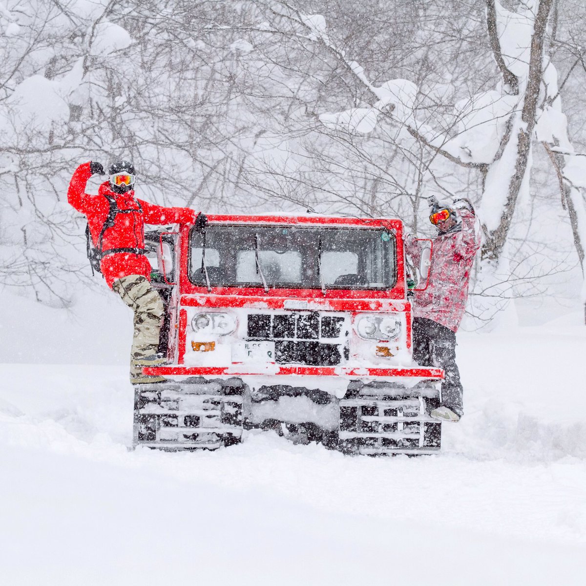 NisekoPhoto's tweet photo. That cat skiing, king of the world feeling that comes from shredding super deep Japanese pow with your mates.
#japow #catskiing #niseko #ski https://t.co/Mg1gBSc2Ny