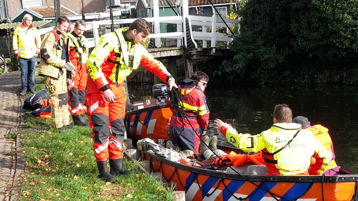 KNBRD's tweet photo. Evacuatie over water door de eenheden van de Nationale Reddingsvloot bij de oefening @Waterwolf2016 is gestart. https://t.co/DUnSo8jB9g