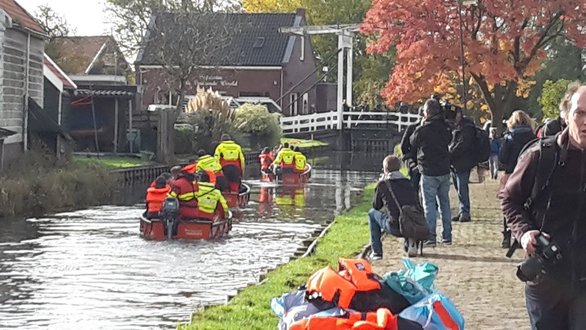 KNBRD's tweet photo. Evacuatie over water door de eenheden van de Nationale Reddingsvloot bij de oefening @Waterwolf2016 is gestart. https://t.co/DUnSo8jB9g