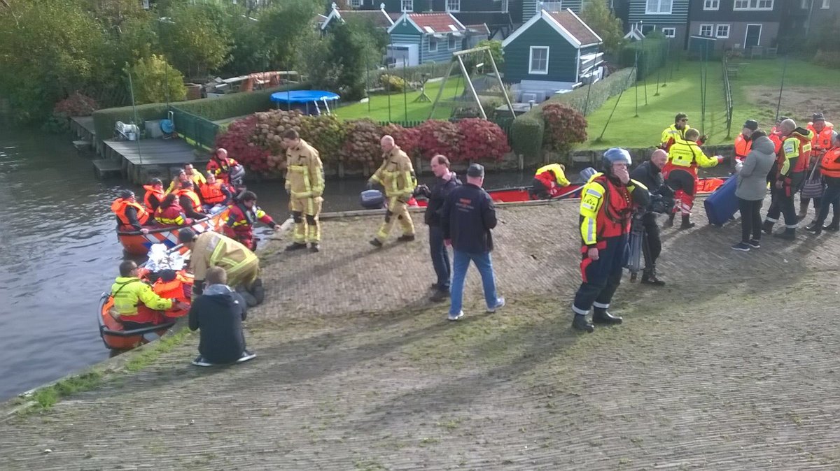 KNRM's tweet photo. Vervoer slachtoffers van crisisoefening #Waterwolf2016 over water opgestart. Mooie samenwerking van KNRM met andere hulpdiensten. https://t.co/FSbDRD4UBD