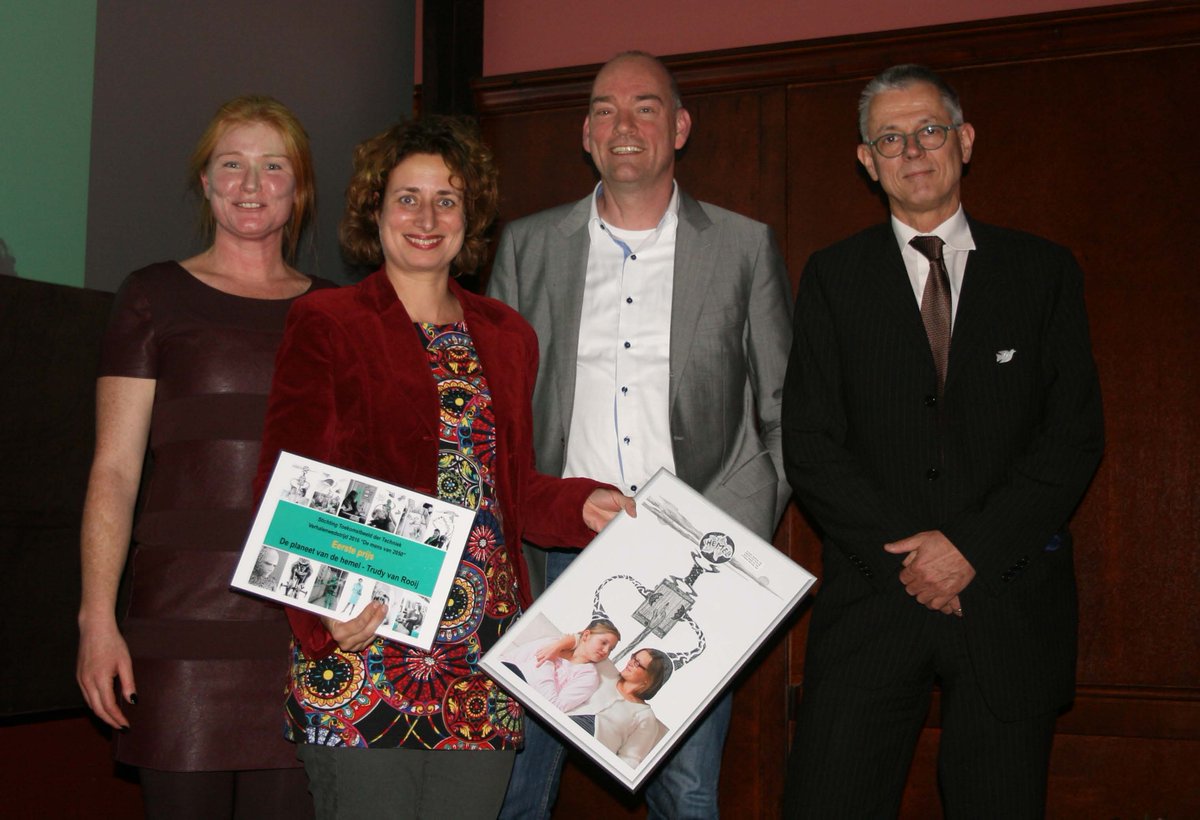 stt_toekomst's tweet photo. Trudy van Rooij won verhalenwedstrijd verkenning 'De mens van 2050'. Dit verhaal staat ook in 'Wie wij worden'. https://t.co/oHdBDD2cTZ https://t.co/mJ4eXn14YE