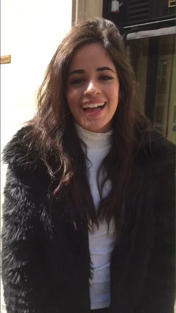 CCabelloForever's tweet photo. Um sorriso tão lindo,quando sorri é capaz de salvar vidas,sou encantada pela pessoa que és.. Eu te amo,Brasil te ama 🌹❤🇧🇷 @camilacabello97 https://t.co/LHCSgDrhmm