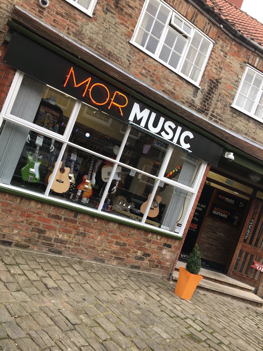 MORMUSIC's tweet photo. #newMOR new window display https://t.co/X41rZpRfWh
