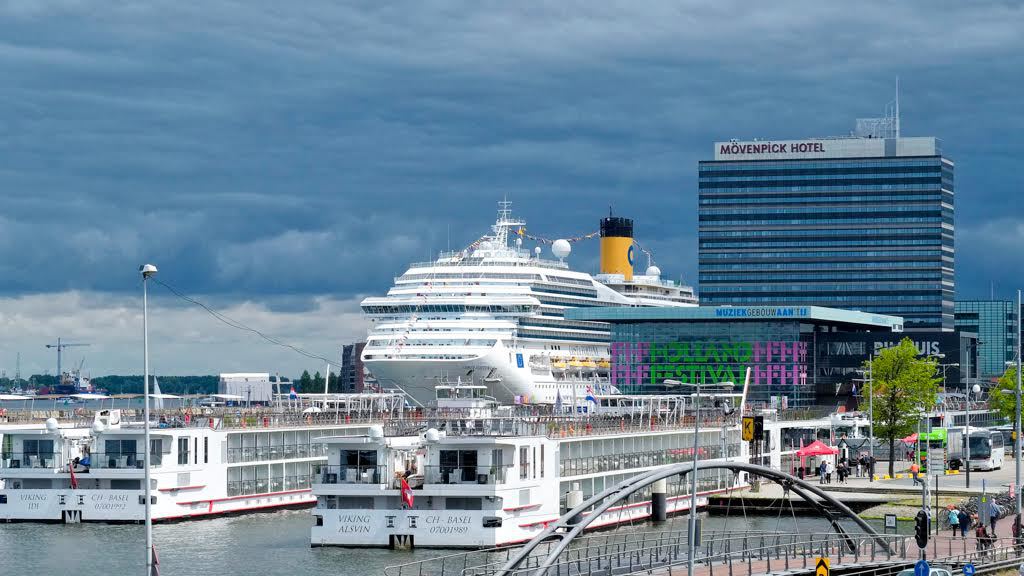 Drukte binnenstad: Wethouder Ollongren wil cruiseterminal weg uit centrum at5.nl/s/G9g