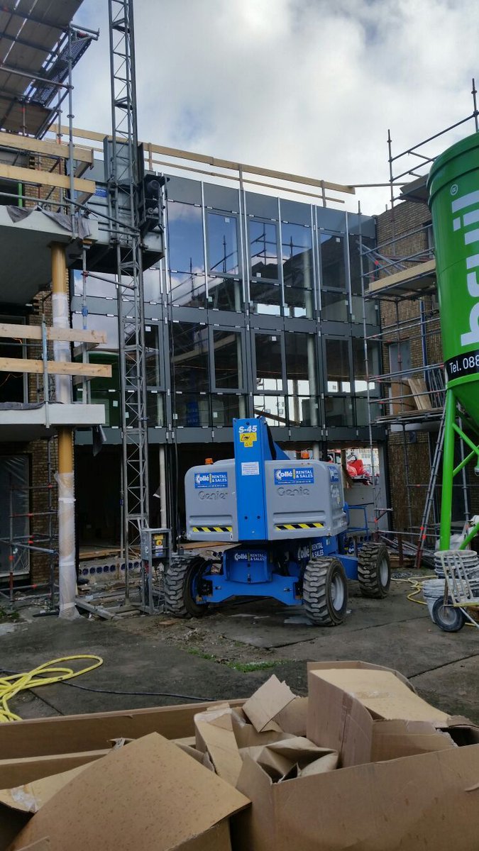 Groot project in Velserbroek 2 vliesgevels, 105 kozijnen, 84 screens 8 uitvalschermen en 3 knikarmschermen