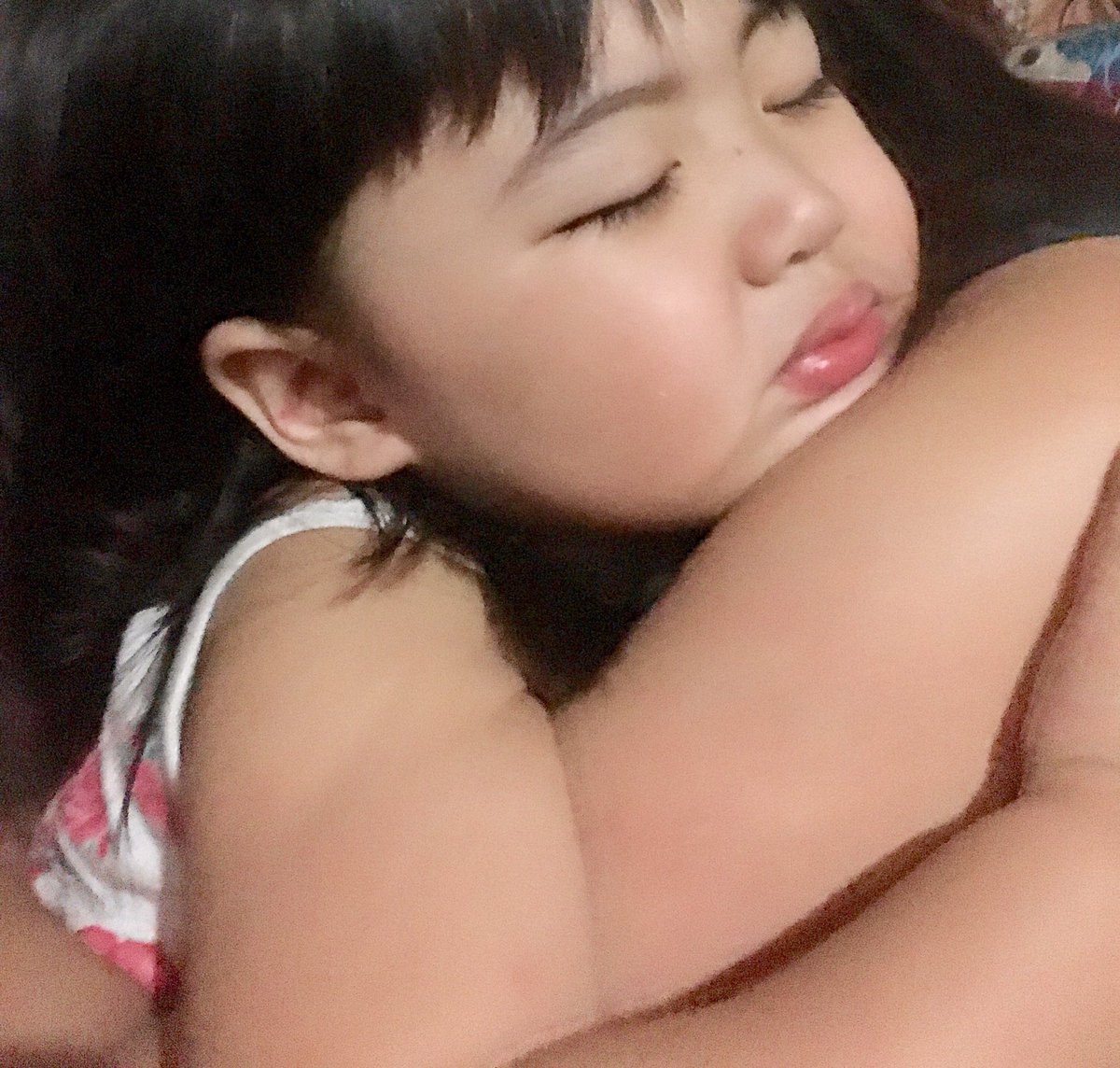 kczereneamesa's tweet photo. Those warm hugs from your god daughter. ❤️❤️❤️ #priceless #twoyearsoldkid https://t.co/ubDg2dwHWZ