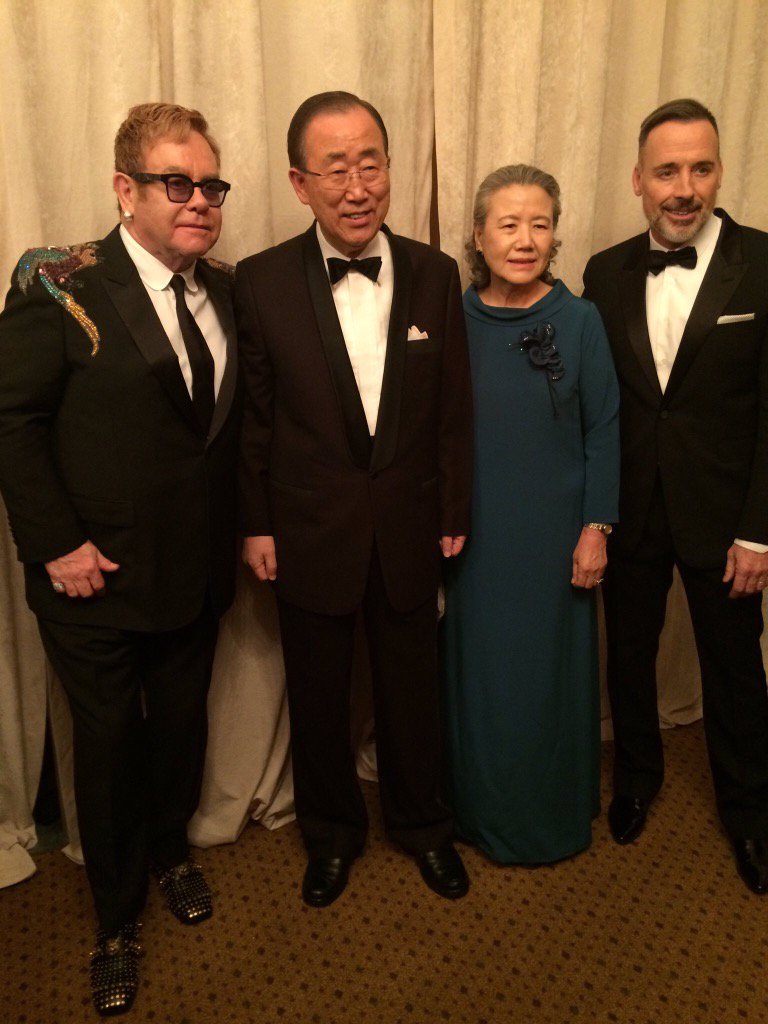 GlobalGoalsUN's tweet image. Ban Ki-moon accepts @ejaforg Founder&apos;s Award from Elton John for UN advocacy of #LGBT equality. @eltonofficial #EnduringVision #GlobalGoals