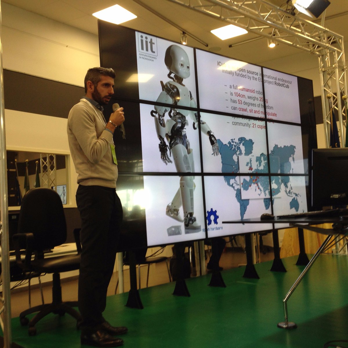 citizen_CH's tweet photo. a humanoid robot developed by the IIT Geneva, a project open to citizens who want to contribute #festivalscienza @FDellaScienza @IITalk https://t.co/dJ4cBYSuRH