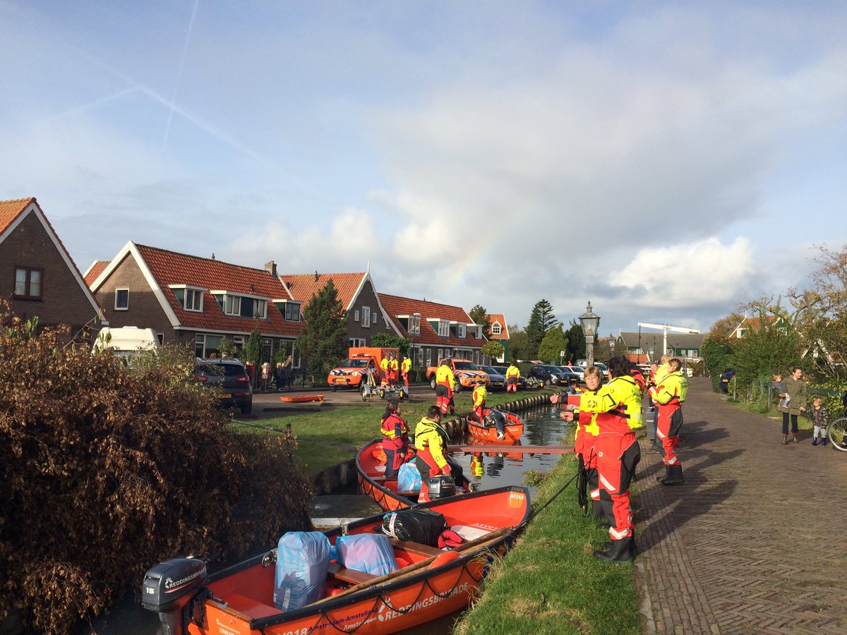 mvstraten's tweet photo. Oefening @Waterwolf2016 bezocht en @Reddingsvloot in actie gezien op #marken https://t.co/2DvrCIKEnB