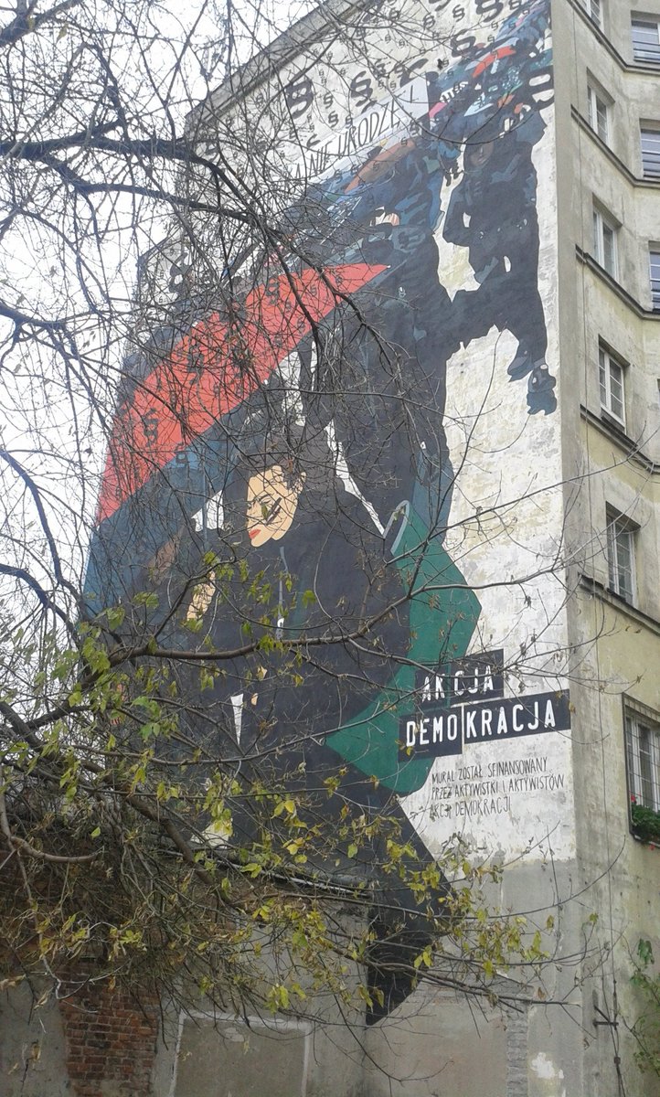 AkcjaDemokracja's tweet photo. "Martwa dziecka nie urodzę"  Mural @marta_frej na który zrzuciło się +/- 1000 osób. #czarnyprotest #strajkkobiet #anikrokudalej #dziewuchy https://t.co/pQZZsIalfR