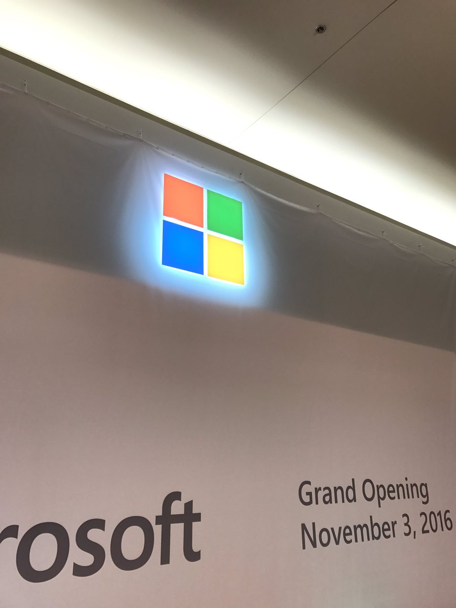 G8RDan's tweet photo. #MicrosoftFL #dropthatcurtain.@MicrosoftStore.@dahecmaker https://t.co/hS71EmG2hs