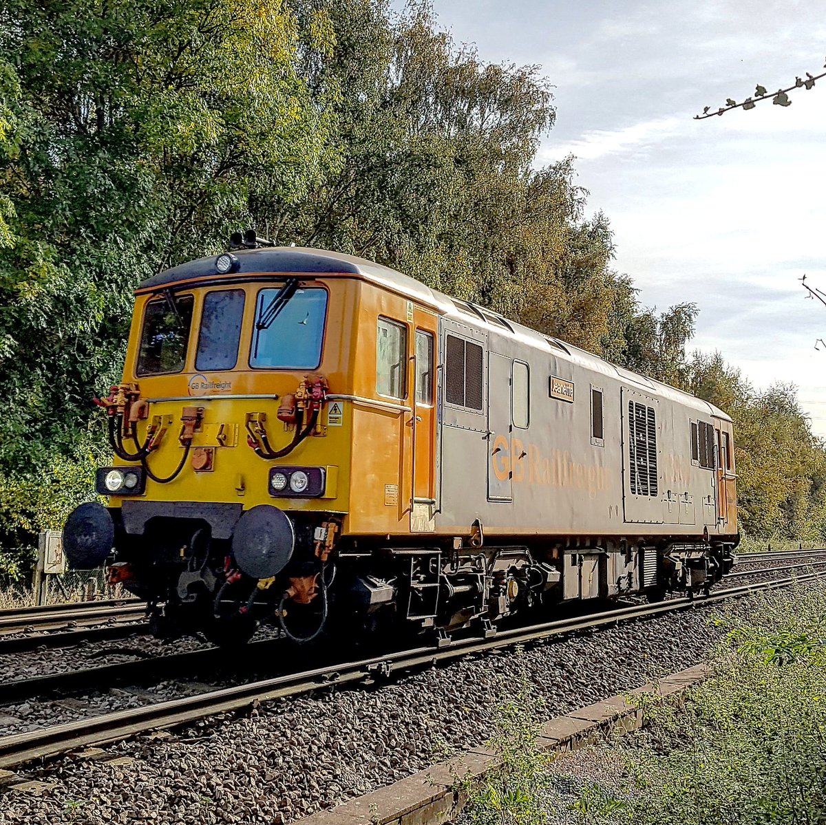 jayGills74's tweet photo. @MedFreightFan 73964 approaches Snodland with 0W51 1115 Tonbridge to Slade Green depot for the wheel lathe on 03/11/16 https://t.co/knJUEBbyKo