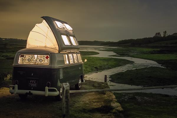 This picture is incredible. It epitomises #vanlife #campertravel. Thanks to <a href="/NewForestSafari/">New Forest Safari</a> for the share!