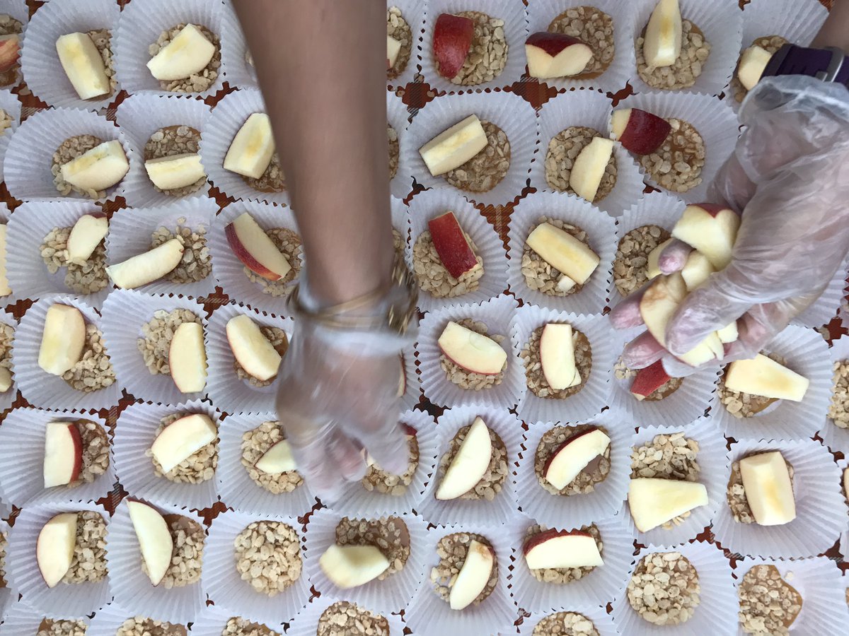 honeygrow's tweet photo. this morning, our #hg16thSt team paid a visit to #Philly's #GreenfieldElementary + dropped off fresh apples to their students + faculty! ππ https://t.co/6j2EXwcbQh