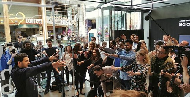 C_A1exander's tweet image. Dynamo hung out in our London #O2SOTF and played some tricks on our team and customers... o2lin.kr/2e54NQR #TeamO2
