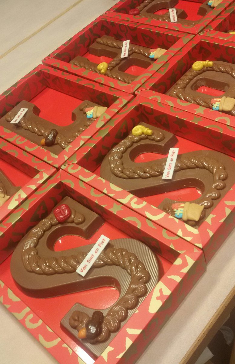 Lekker bezig met ambachtelijke chocoladeletters.