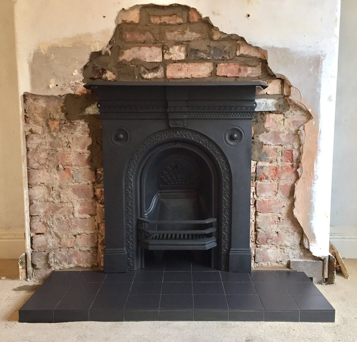 Griffin_Fires's tweet photo. Gas fire out, original cast iron fireplace in! Fitted with a black quarry tiled hearth. #fireplace #firefitter #antiquefireplace https://t.co/B3VvDFGu1v