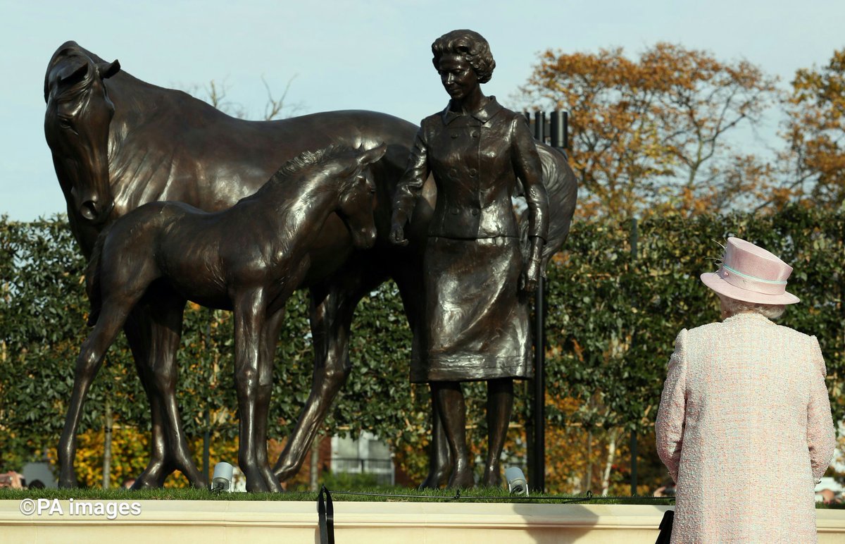 Earlier today HM unveiled a statue, a gift from the town of Newmarket in celebration of #Queenat90 & her dedication to thoroughbred horses.