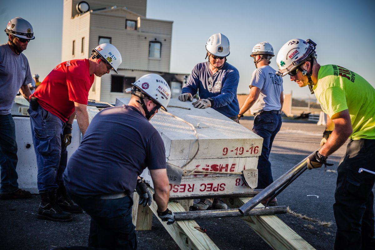 PublicSafetyMM's tweet image. New Video: MA Tech Rescue Teams tasked with moving a huge block of concrete over 3 obstacles - without power tools! goo.gl/f6b6ga