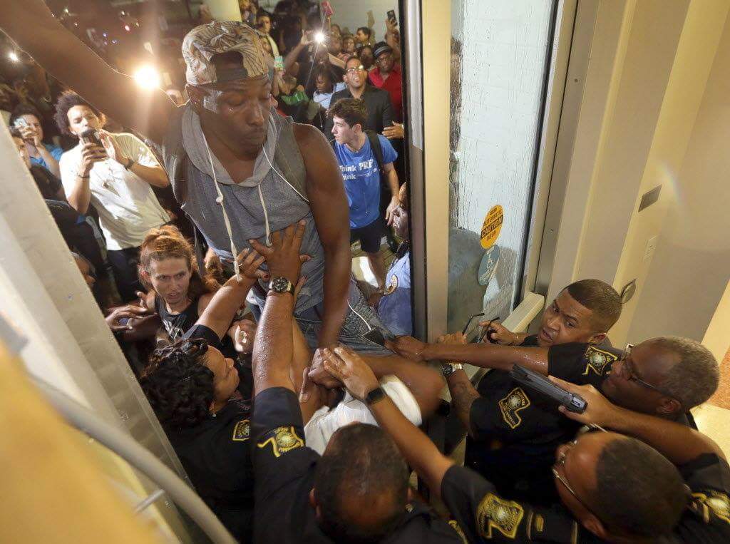 6 peaceful demonstrators arrested last at the #HBCU Dilllard <a href="/du1869/">Dillard University</a> after students protested KKK wizard on campus.