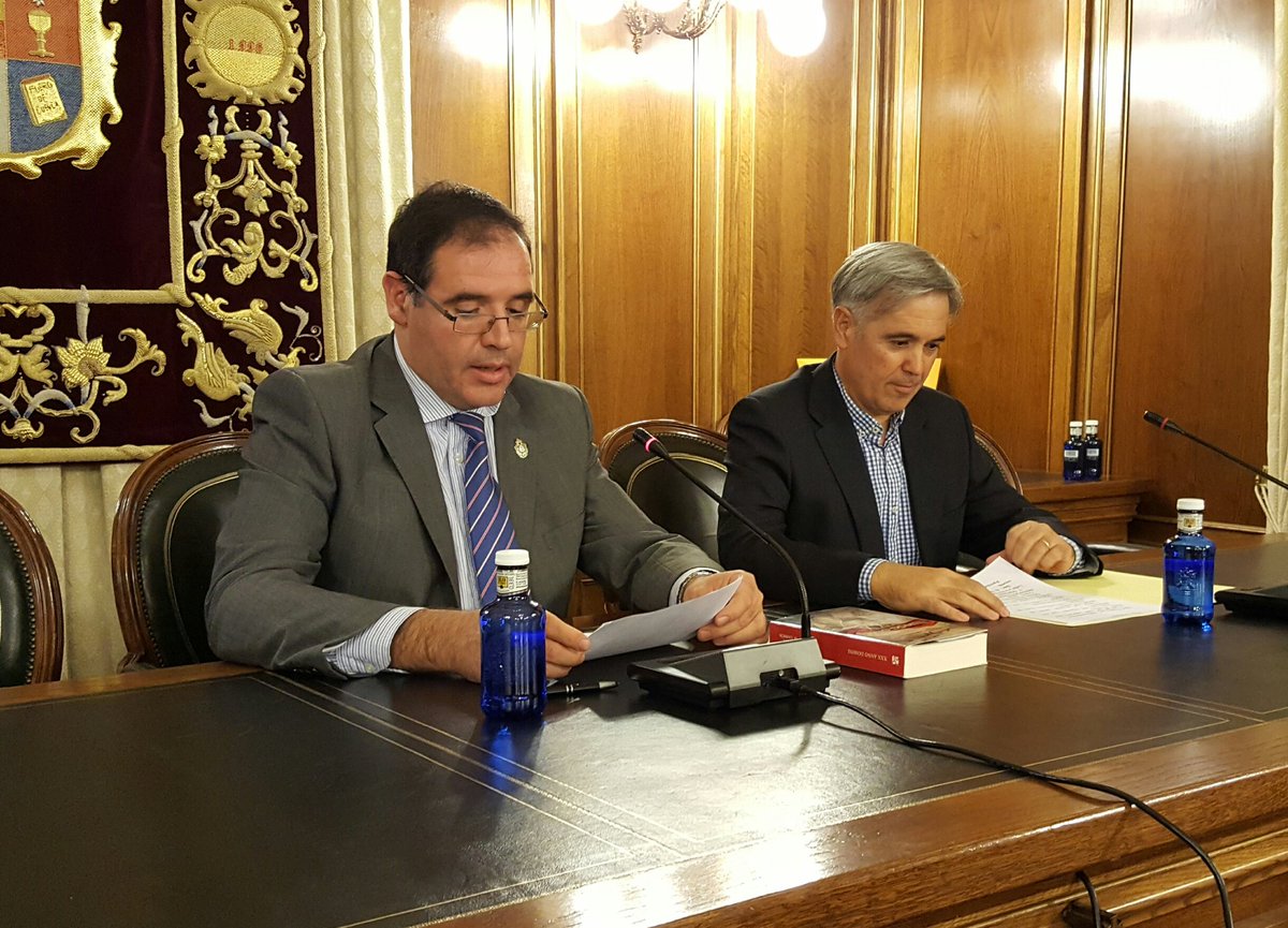 DipuCuenca's tweet photo. .@BenjamnPrieto presenta en el Salón de Plenos de @DipuCuenca el libro 'XXX Anno Domini', la primera obra del conquense @AngelMChamon https://t.co/K5qTtTxBFc