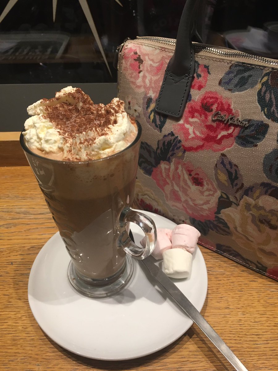 AmyAllsobrook's tweet photo. @CostaCoffee OMG! One year on and you brought back the Mint Hot Chocolate ! #sohappyrightnow 😍#costachristmas https://t.co/ZzmKAJ6by3