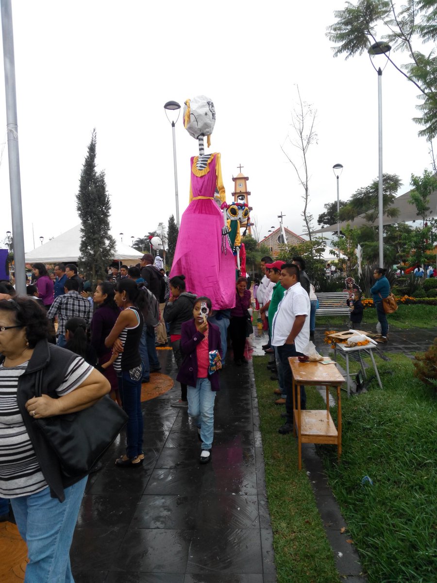 CDIXTAC's tweet photo. Así se celebra el Día de Muertos en el Parque Central Venustiano Carranza de  la Ciudad de Ixtaczoquitlan. https://t.co/3nNcauYBpw