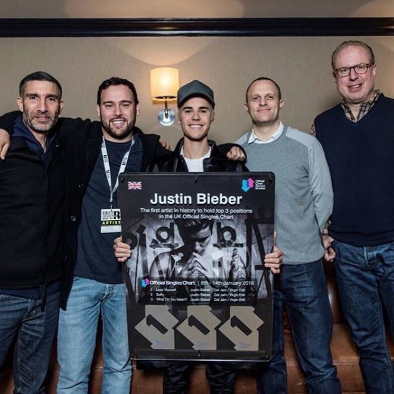 kidruling's tweet photo. he looks like a proud third grader that just passed his first spelling test I GTG #EMABiggestFansJustinBieber https://t.co/VtS0AwRVEN