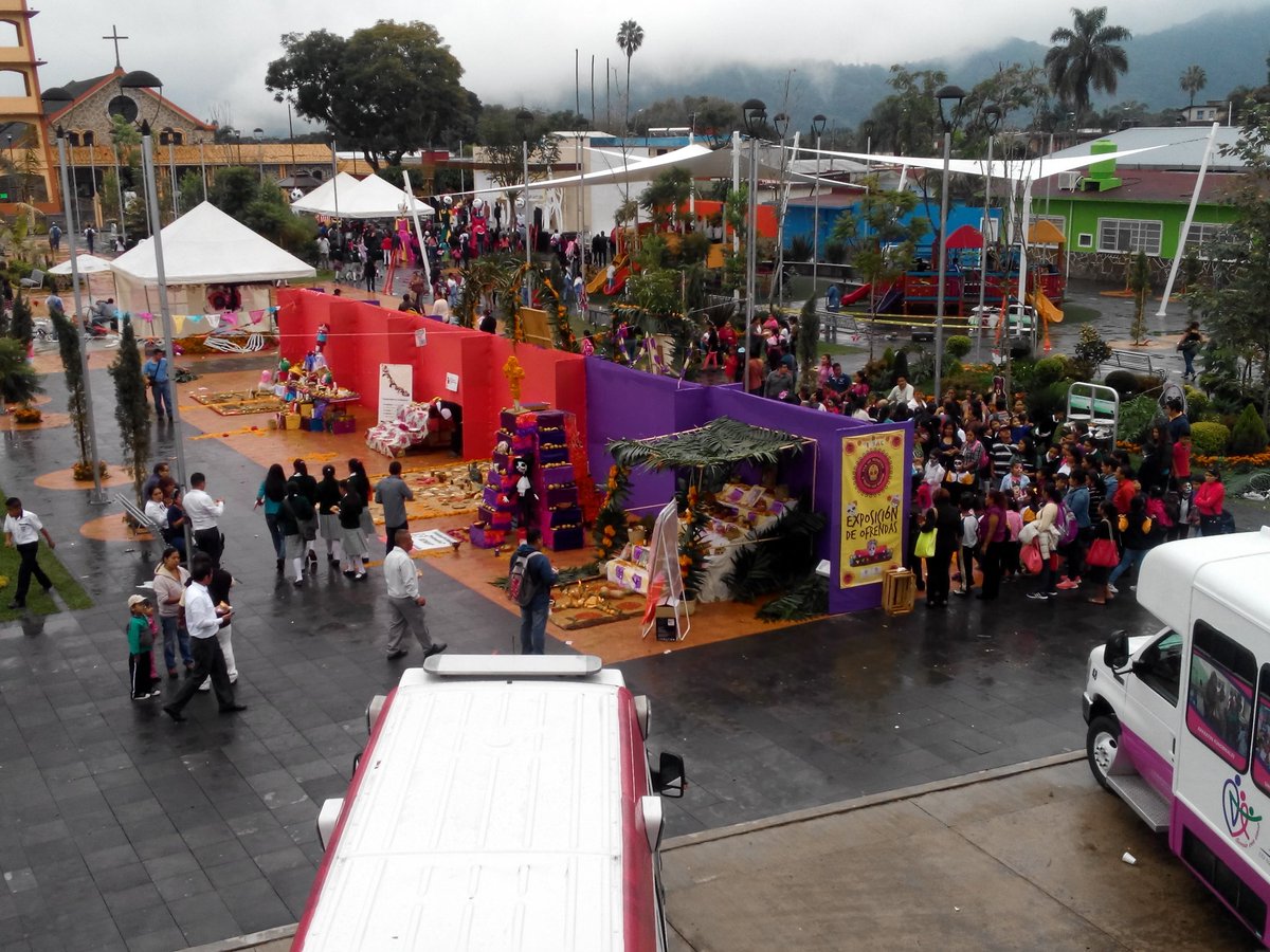 CDIXTAC's tweet photo. Así se celebra el Día de Muertos en el Parque Central Venustiano Carranza de  la Ciudad de Ixtaczoquitlan. https://t.co/3nNcauYBpw