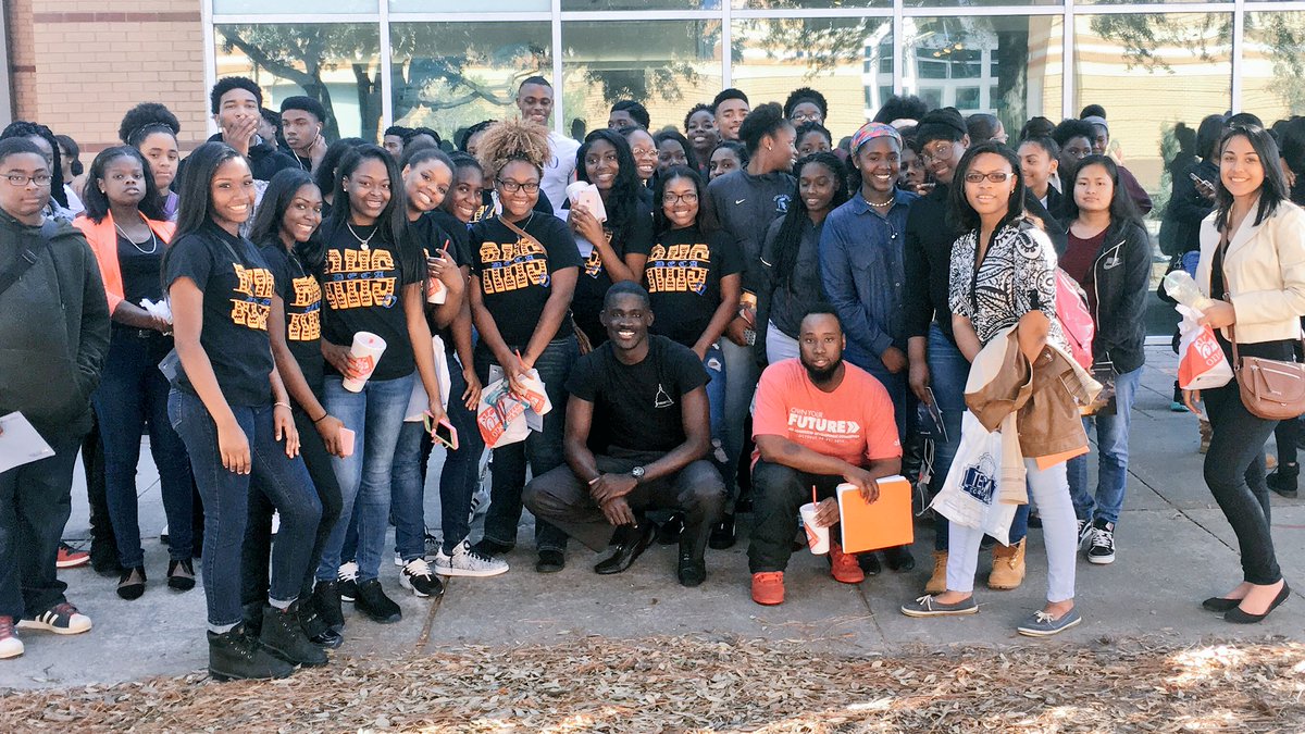 iMajorWish's tweet photo. #Riverdale will always and forever be in my heart. That's family right there. RHS students tour Georgia Southern earlier. #Major2016 https://t.co/MWFI06E6Nn