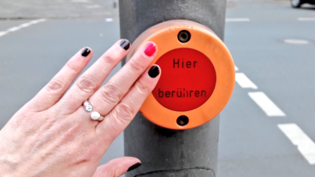 heikeontour's tweet photo. "Hier berühren"
Auch Ampeln haben Bedürfnisse und Emotionen.

#muenster #wtf #touchhere #trafficlights #Tenderlove https://t.co/uJNPQB5Hvg