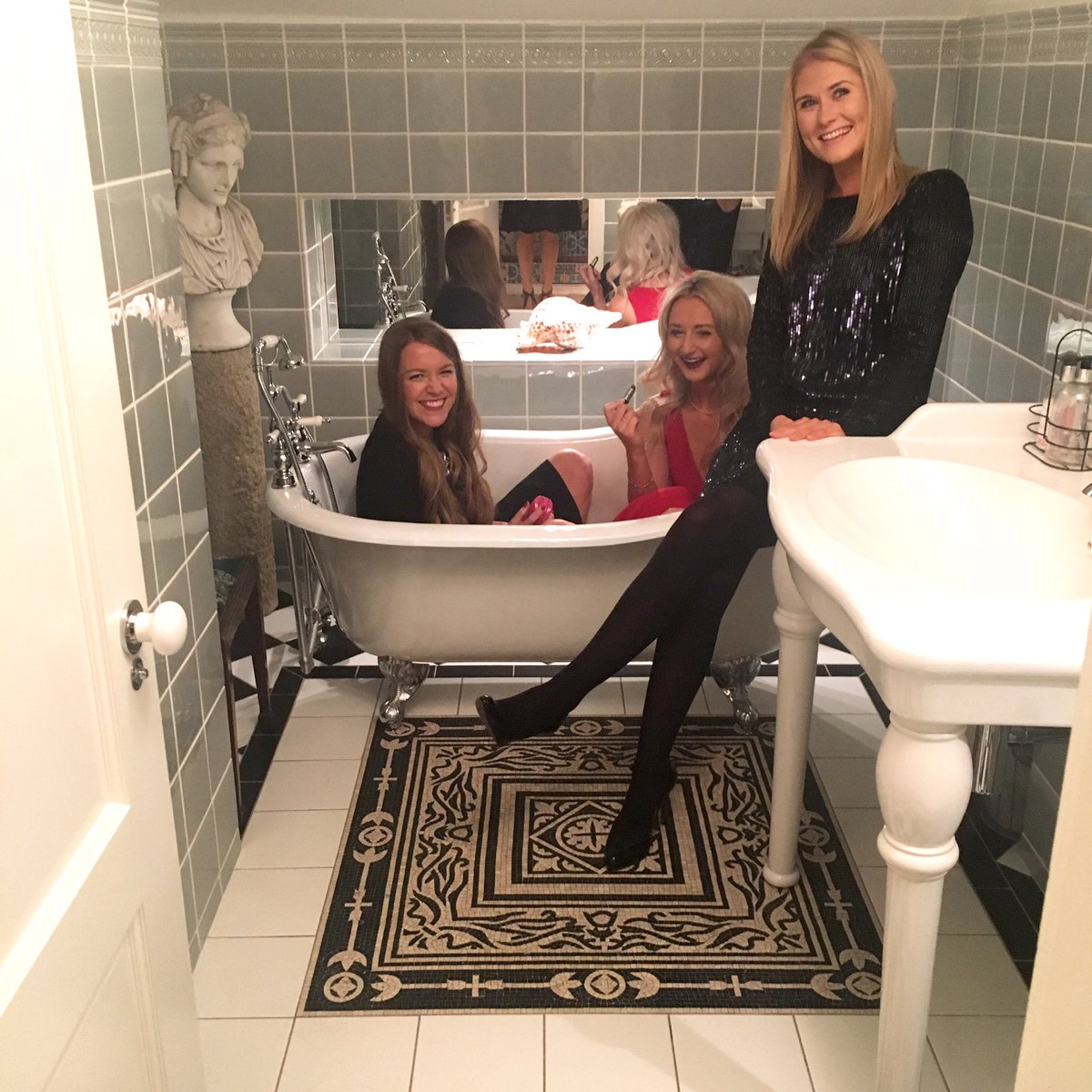 KingstonLaffert's tweet photo. #fittedout for the #fitoutawards go #team #KLD https://t.co/lXamzskb64