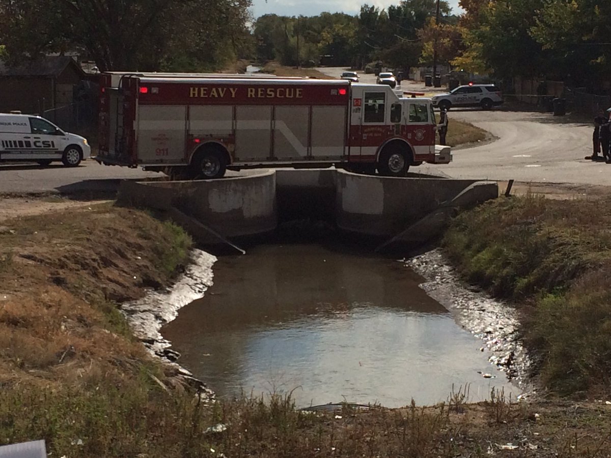 KRQEPhotoDroog's tweet photo. Body of a young to middle aged male found laying face down in ditch off of Central and Atrisco.  @krqe_headlines https://t.co/7M0u5WgjVb