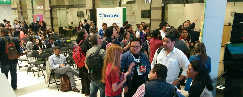 TEDICpy's tweet photo. Secreto y privacidad: "Que yo vaya al baño no es un secreto pero en el momento de orinar quiero estar tranquila" @carobotero en #condatos16 https://t.co/huGg2SYs3h