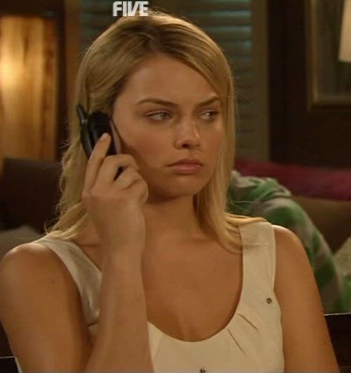 NeighboursReact's tweet image. When you&apos;ve been waiting outside for ages to meet your friend and they ring up to say they can&apos;t make it...