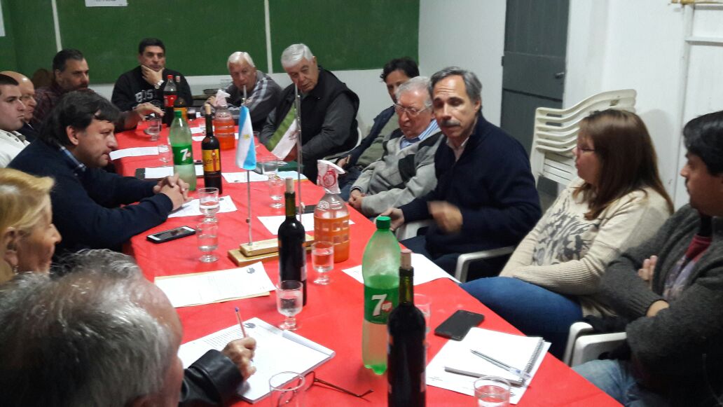 joserarteaga's tweet photo. Reunión y cena con el Consejo Instituciones de #LosHornos #CILHO. Conversamos sobre obras, delegación, seguridad, educación y trabajo. https://t.co/CrxOloF3bc