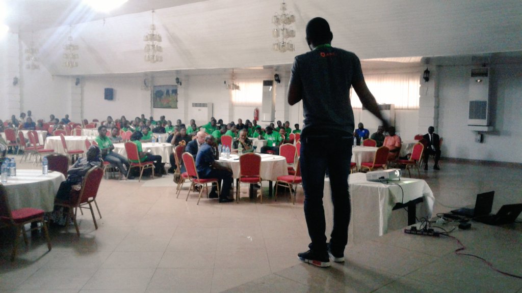 mukoshy's tweet image. @unicodeveloper firing 🔥🔥🔥 at #HackJos2016. #Auth0 for developers.