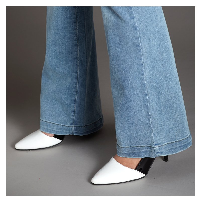 SomosOHLALA's tweet photo. #ElItem El charol vuelve con todo! Combinalo con equipos simples: unos buenos jeans,camisa blanca y unos stilettos y estás lista #ohlalamoda https://t.co/t0iYlmlqVx