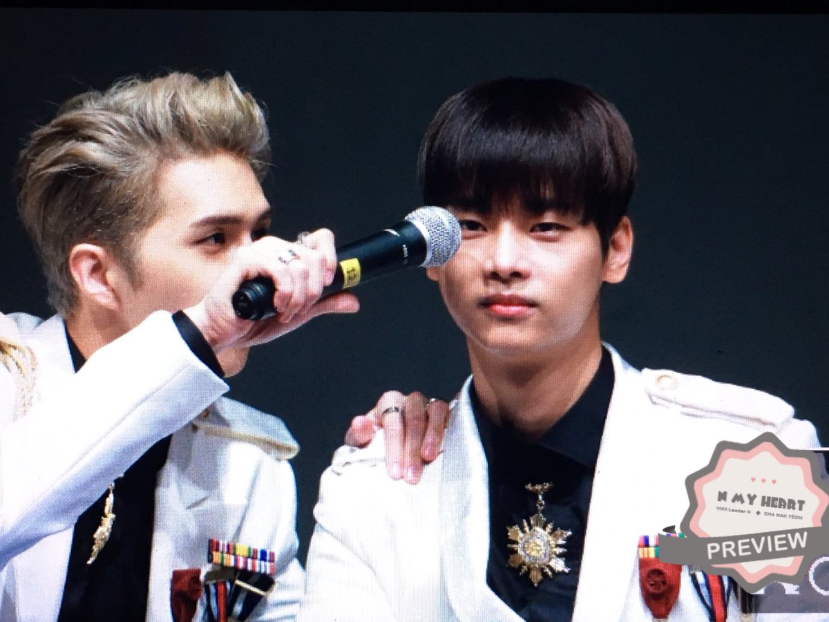 _NmyHeart's tweet photo. [Preview] 161103 신촌 팬싸인회  @CHA_NNNNN #차학연 #chahakyeon 
두성발성 도전!! 
안성인가...?
 #VIXX #빅스 #The_Closer #더클로저 #인더하이츠 #욘베니 https://t.co/CAU6oG64AZ