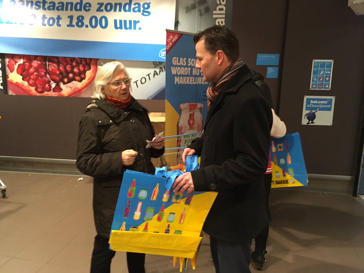 Wethouder Marcel Elferink helpt mee met de actie 'Glas in t bakkie' bij de AH Hasseler Es. Ook restjes en deksels mogen mee! #recycle #afval